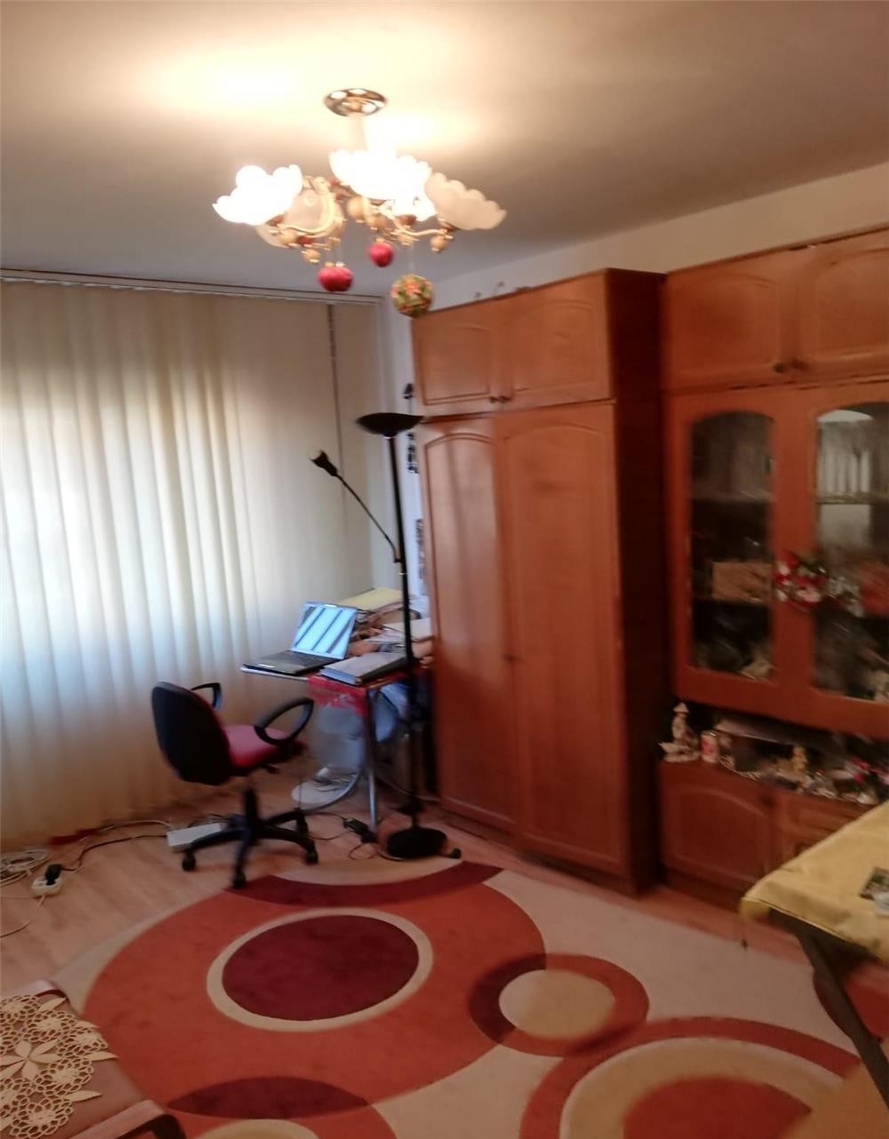 Aradului,ap 2 camere,decomandat,et 3,pret 71 000 euro