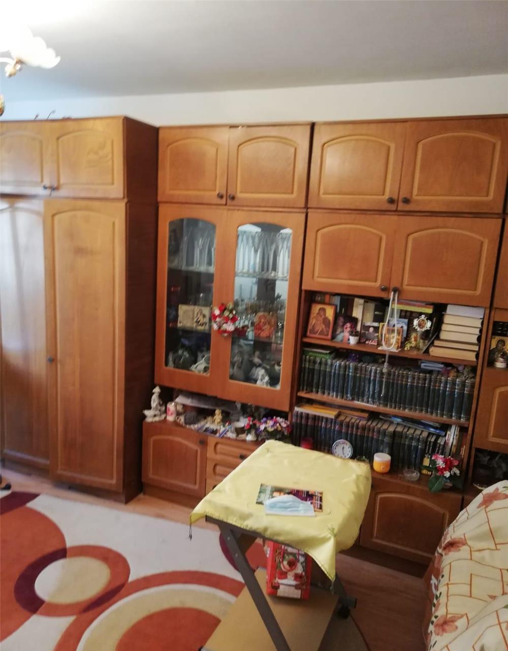 Aradului,ap 2 camere,decomandat,et 3,pret 71 000 euro
