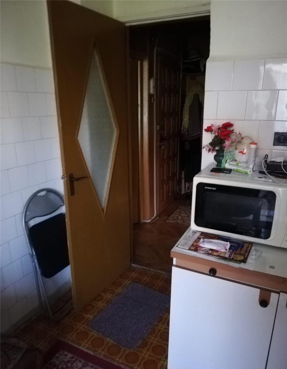 Aradului,ap 2 camere,decomandat,et 3,pret 71 000 euro