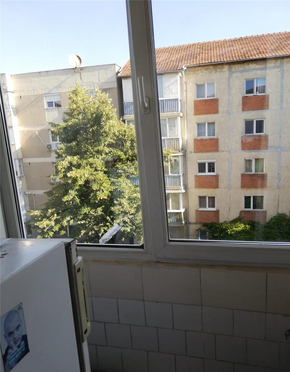 Aradului,ap 2 camere,decomandat,et 3,pret 71 000 euro