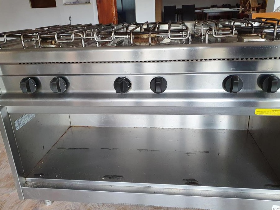 Aragaz gastronomic și plita ambele pe gaz