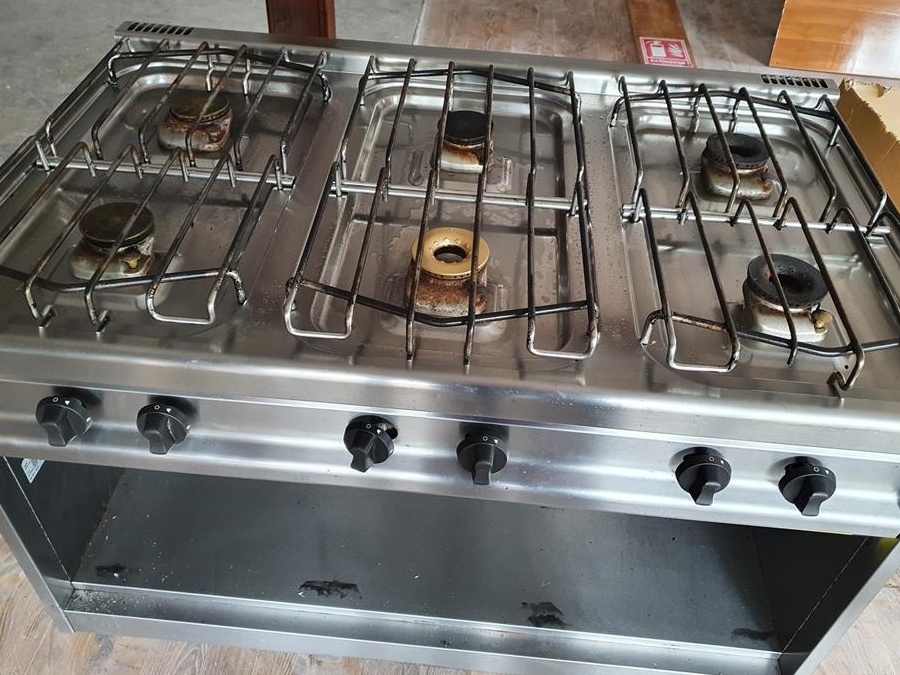 Aragaz gastronomic și plita ambele pe gaz