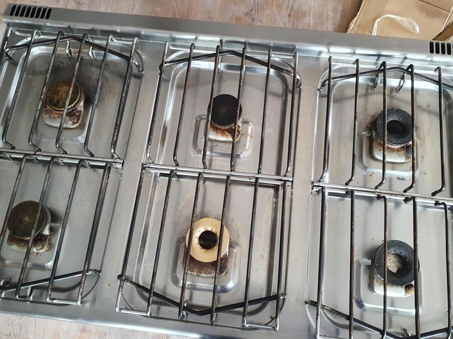 Aragaz gastronomic și plita ambele pe gaz