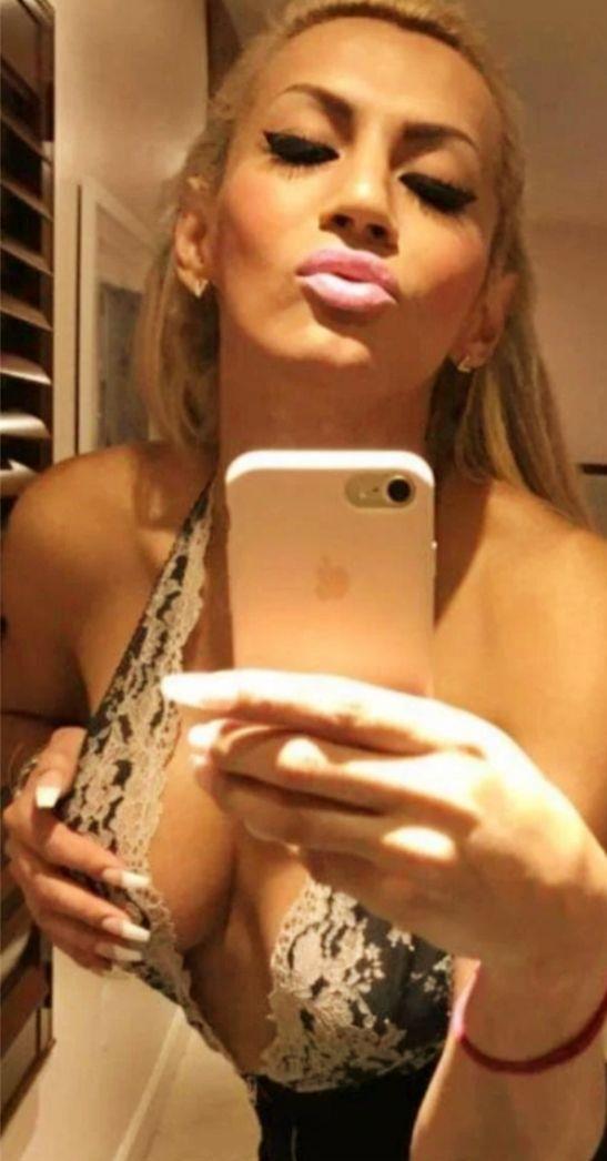 Aștept domnii pofticioși să vină la o transexuale reală