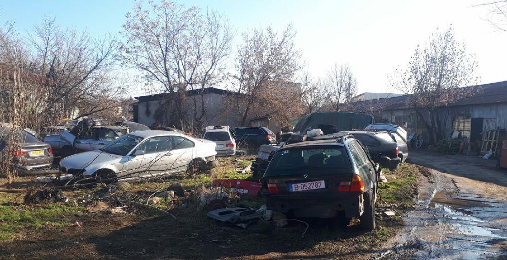 auto pentru dezmembrat și pentru fier vechi