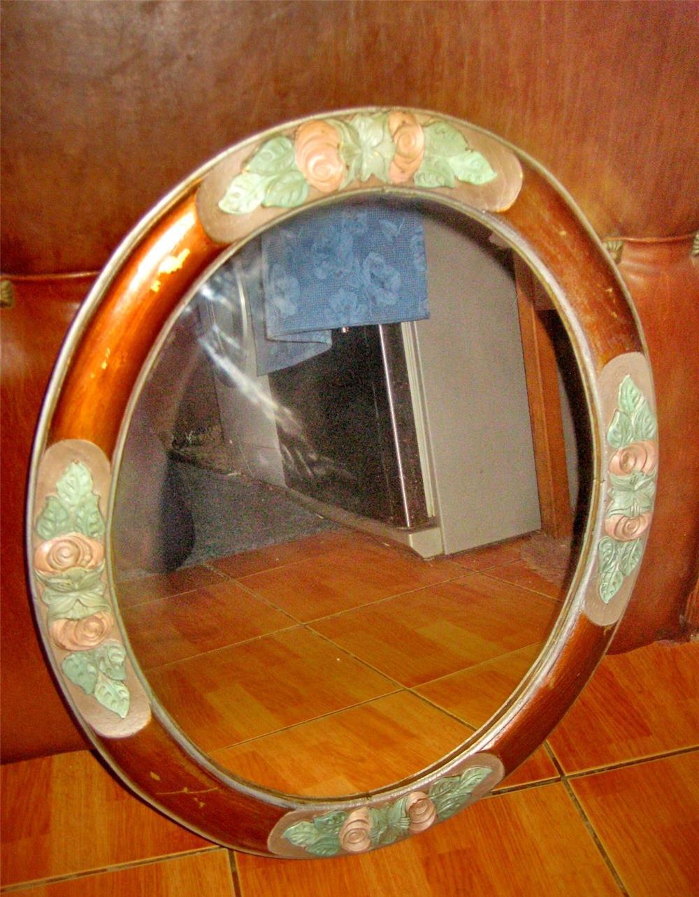 B920-Oglinda rustica ovala veche model tranfafiri din lemn masiv anii 1900. Marimi exterioare 59/ 49