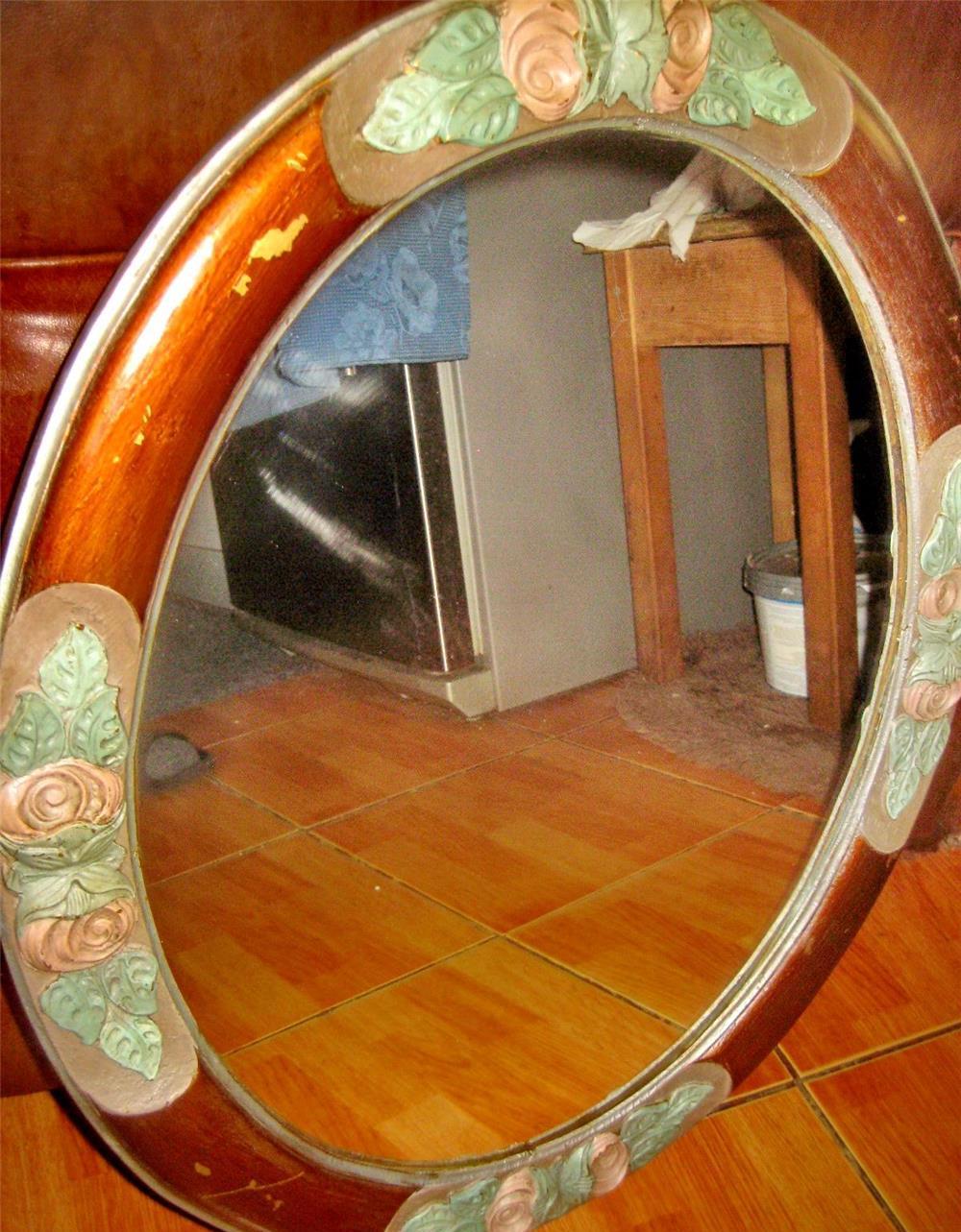 B920-Oglinda rustica ovala veche model tranfafiri din lemn masiv anii 1900. Marimi exterioare 59/ 49