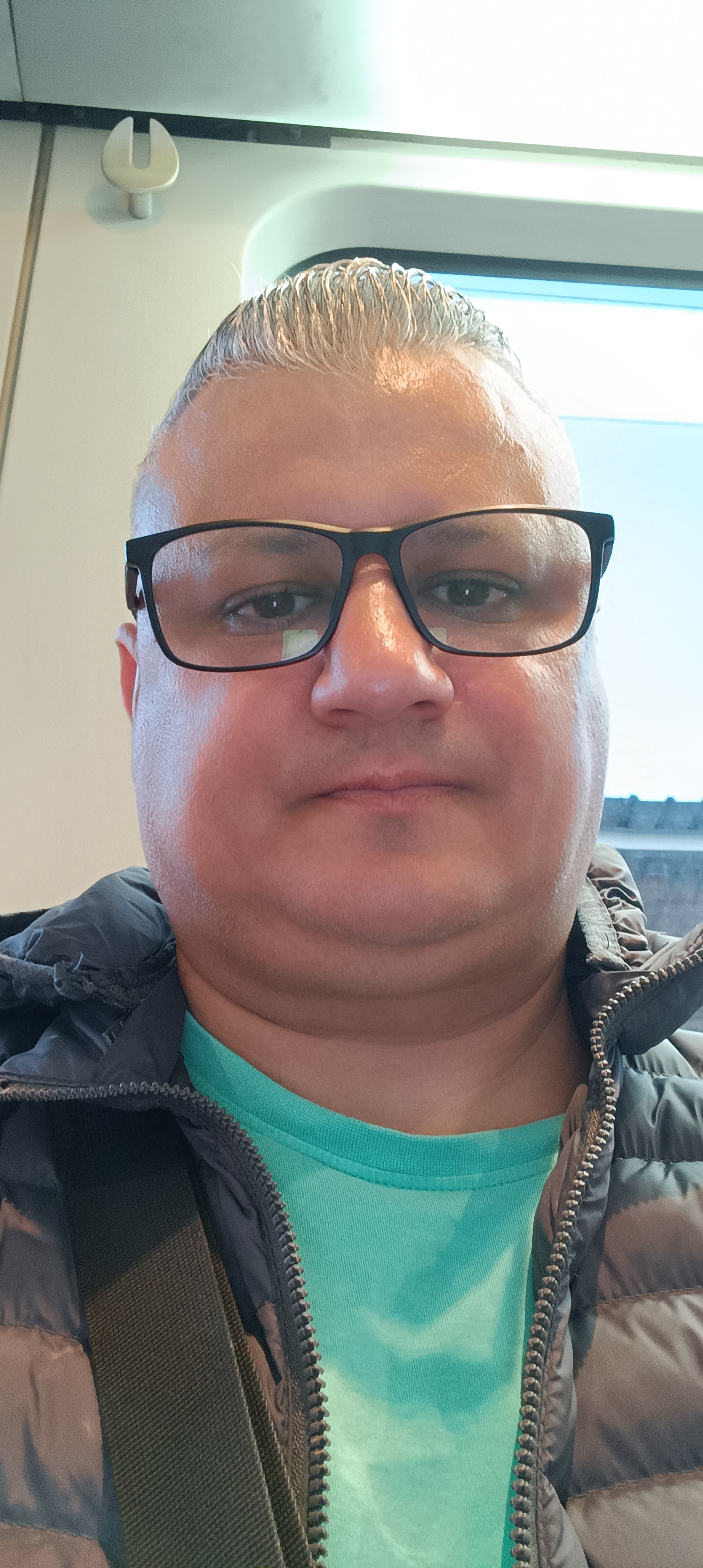 baiat imi doresc sa  cunosc o fata pentru o relatie   ma numesc mihai am 44 de ani dragut   necasatorit    pentru mai multe detalii la numarul de telefon 0773740810
