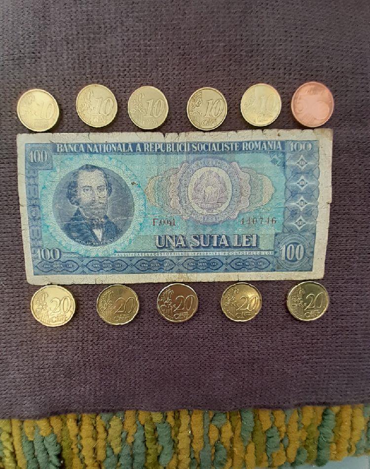 Bancnota de 100 lei cu Nicolae  Bălcescu si monede de 10 s20 eurocenti