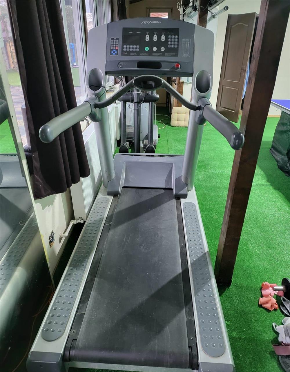 Banda de alergat Life Fitness +Aparat fitness multifunctional.
