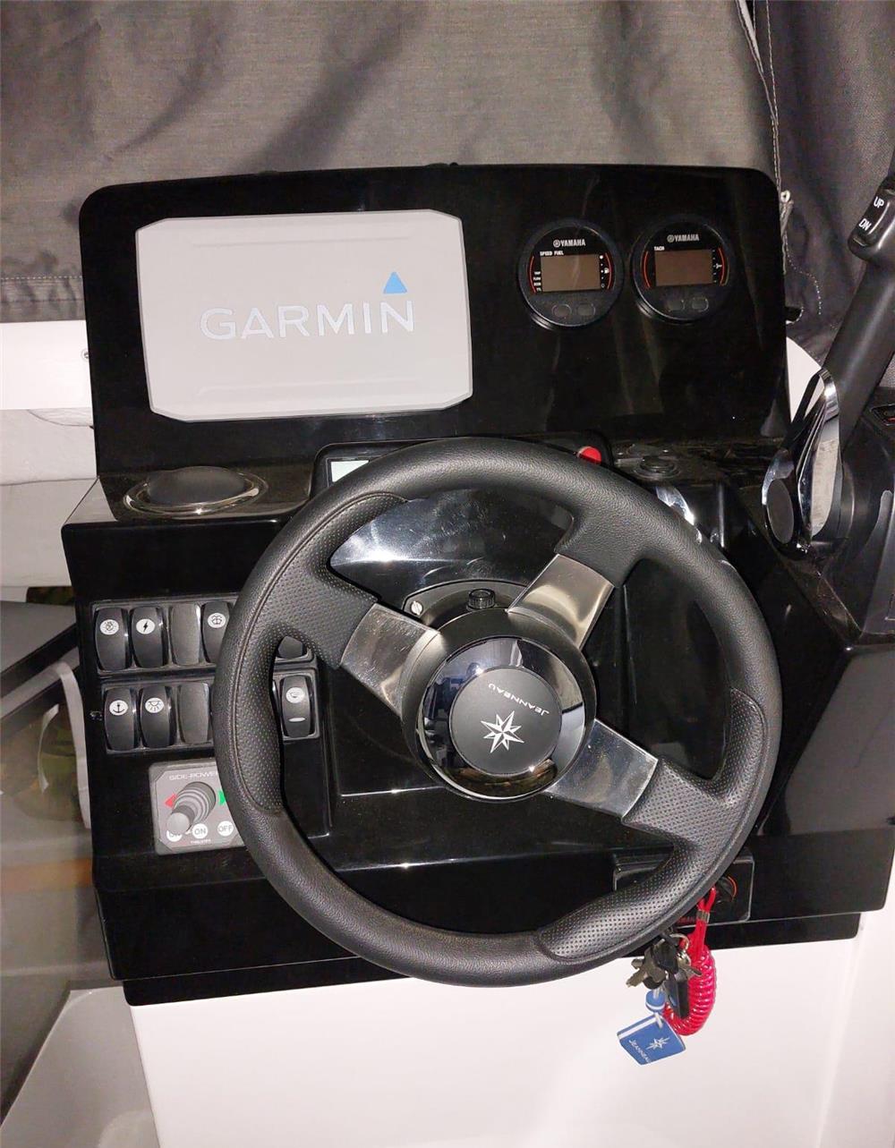 BARCA CU MOTOR JEANNEAU MERRY FISHER 695 MARLIN SERIE 2