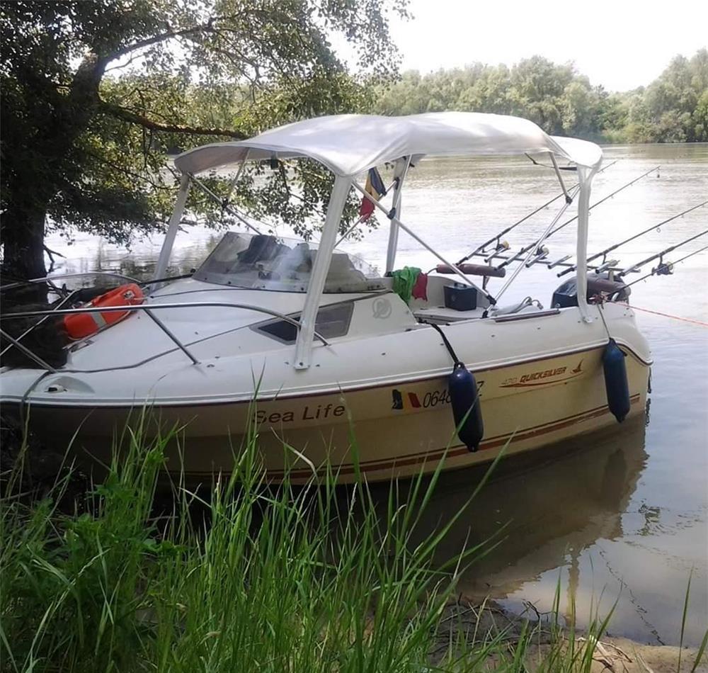 Barca cu motor QUICKSILVER CRUISER