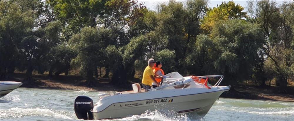 Barca cu motor QUICKSILVER CRUISER