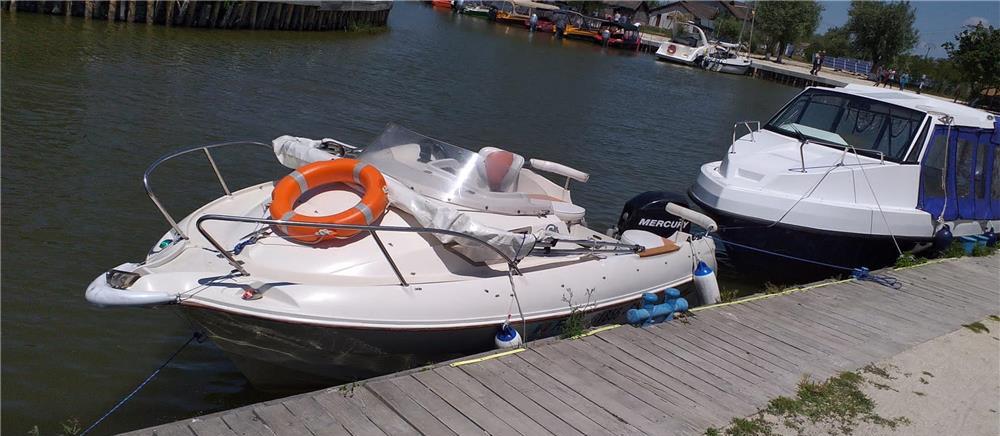 Barca cu motor QUICKSILVER CRUISER