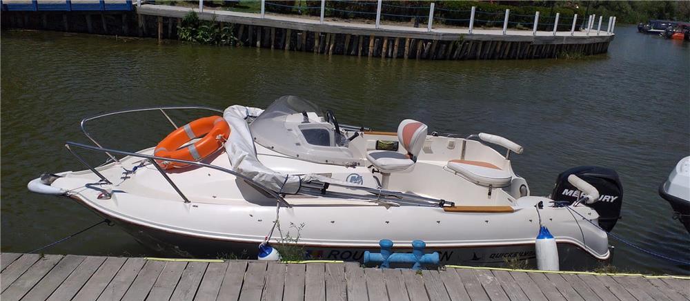 Barca cu motor QUICKSILVER CRUISER