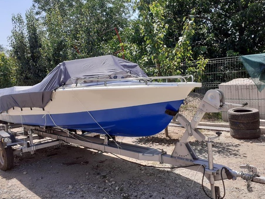 Barca fibra cu motor si peridoc