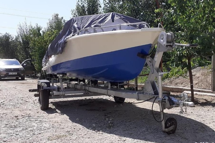 Barca fibra cu motor si peridoc