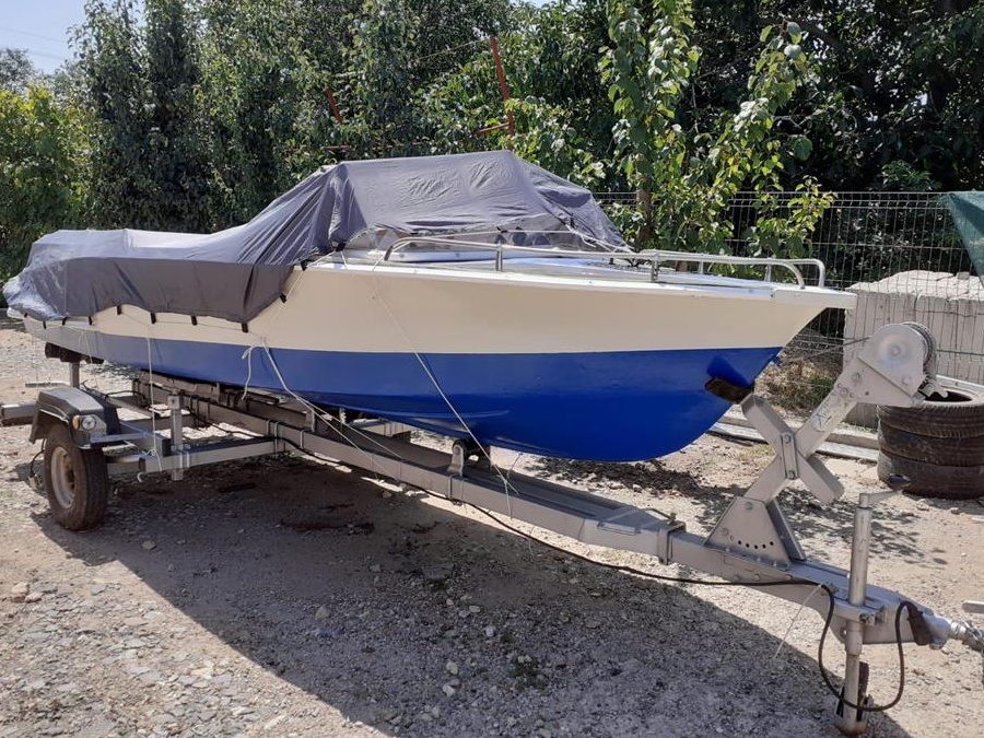 Barca fibra cu motor si peridoc