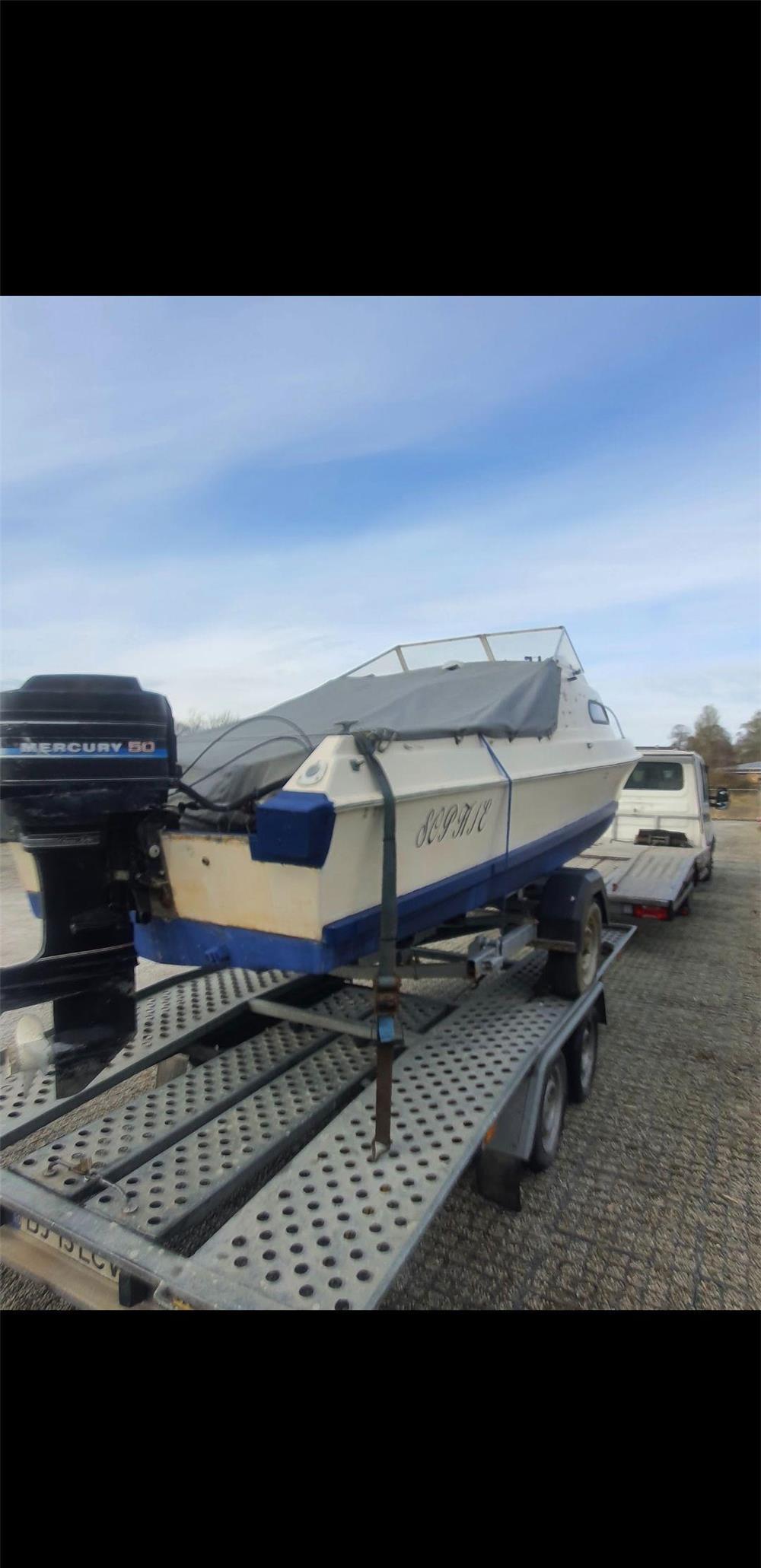 Barcă Shetland semi cabinata cu motor Mercury 2T