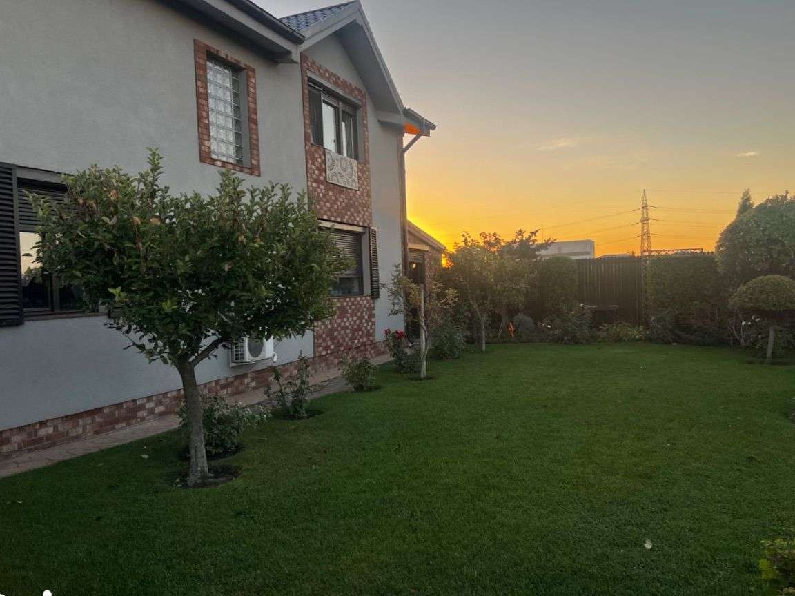 Berceni - Casa individuala spatioasa cu 6 camere si curte amenajata