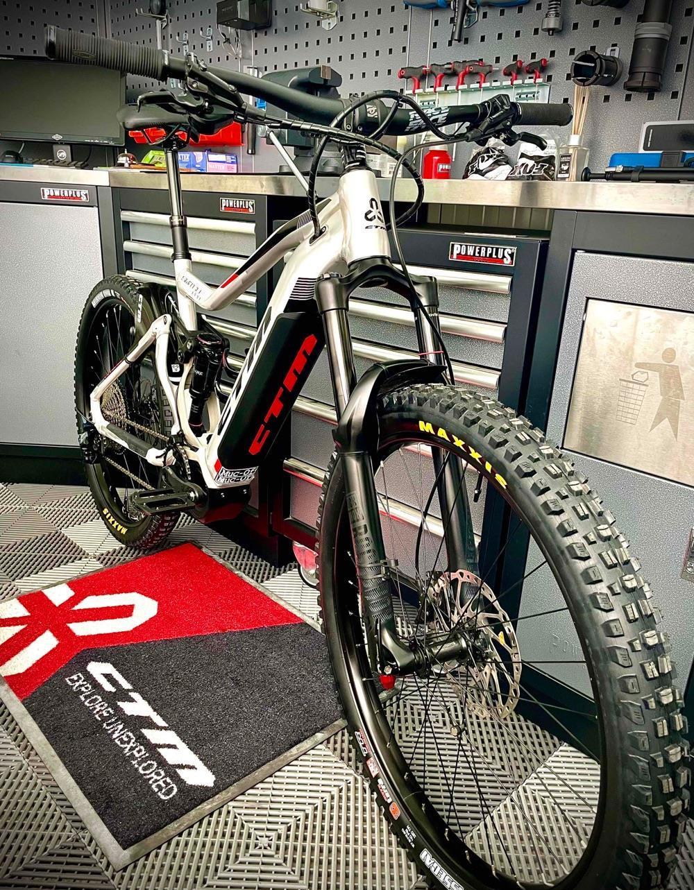 Bicicleta full suspension, electrica: CTM Switch PRO
