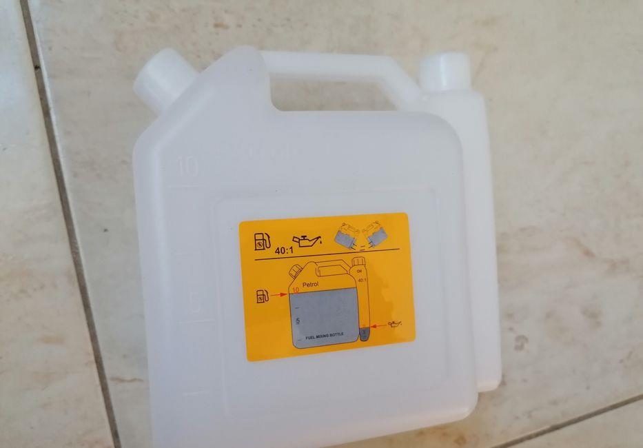 Bidon/Recipient gradat pentru amestecare combustibil/ulei, nou nefolosit