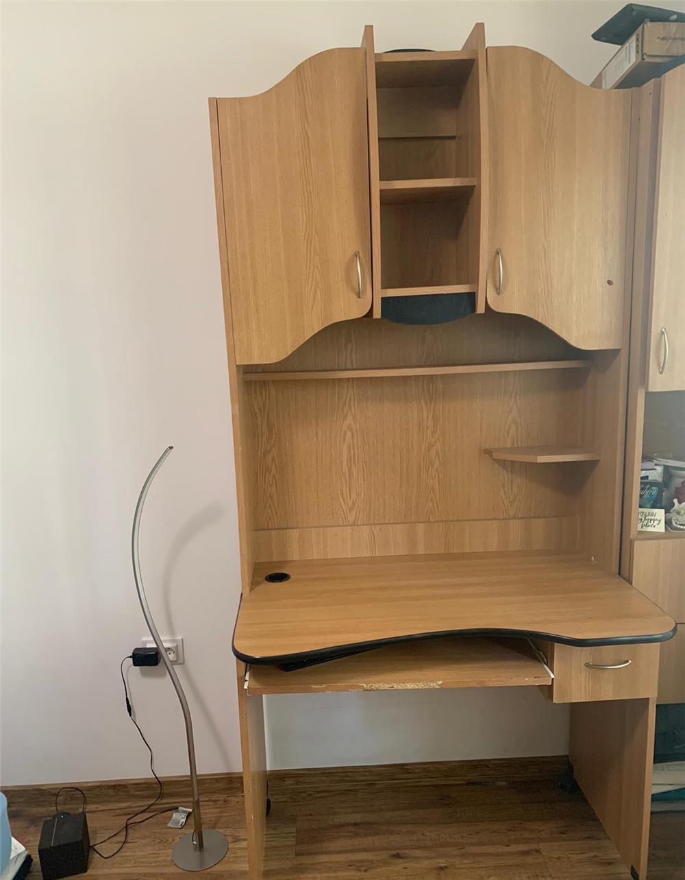 Birou cu raft pentru carti