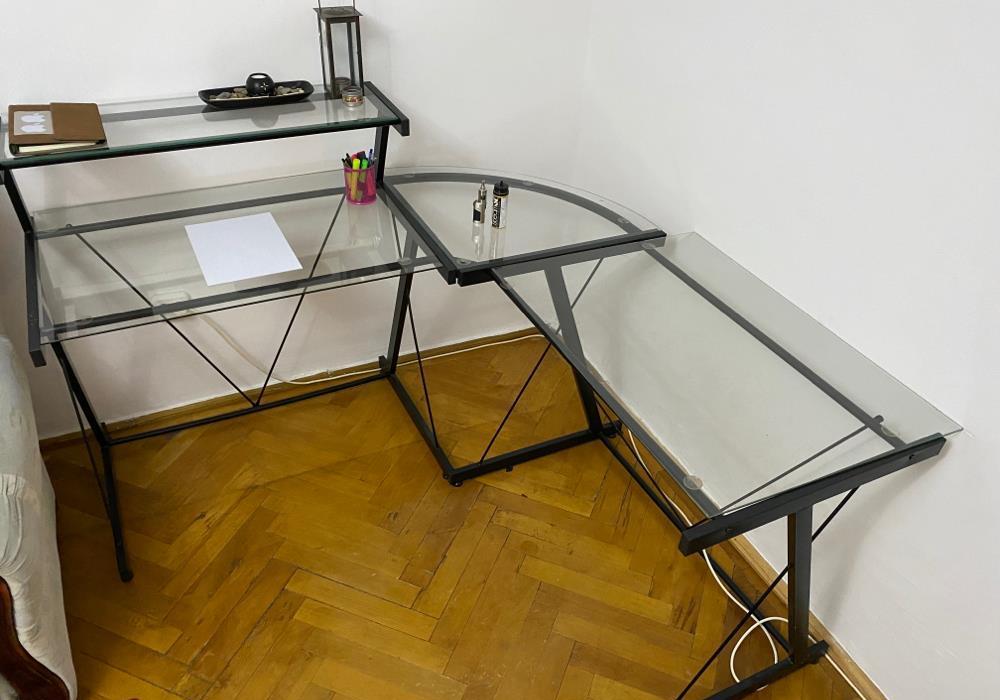 Birou scandinav metal si sticla in forma de L