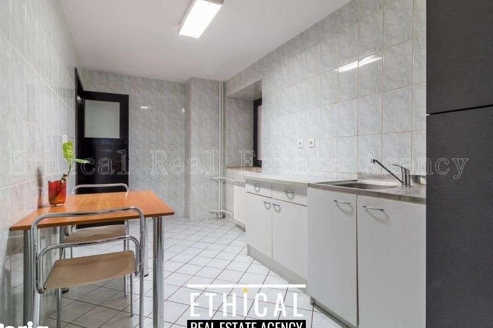 Birou tip Apartament in cladire de birouri. La 8 min de Piata Unirii (