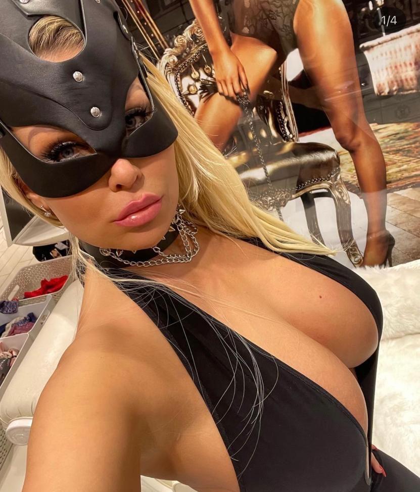 Blonda cu ochi albastri