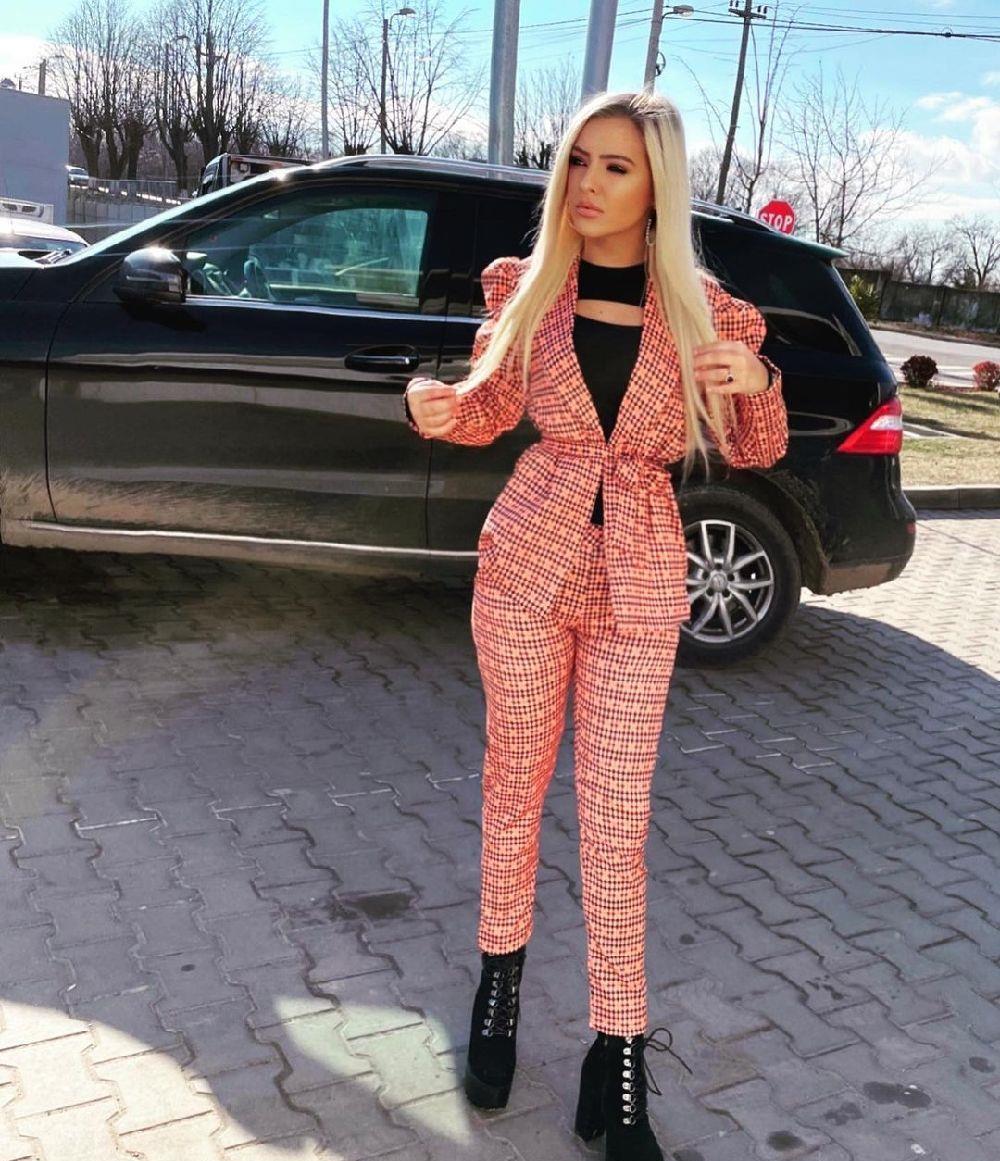 Blonda Jucausa ! Poze reale