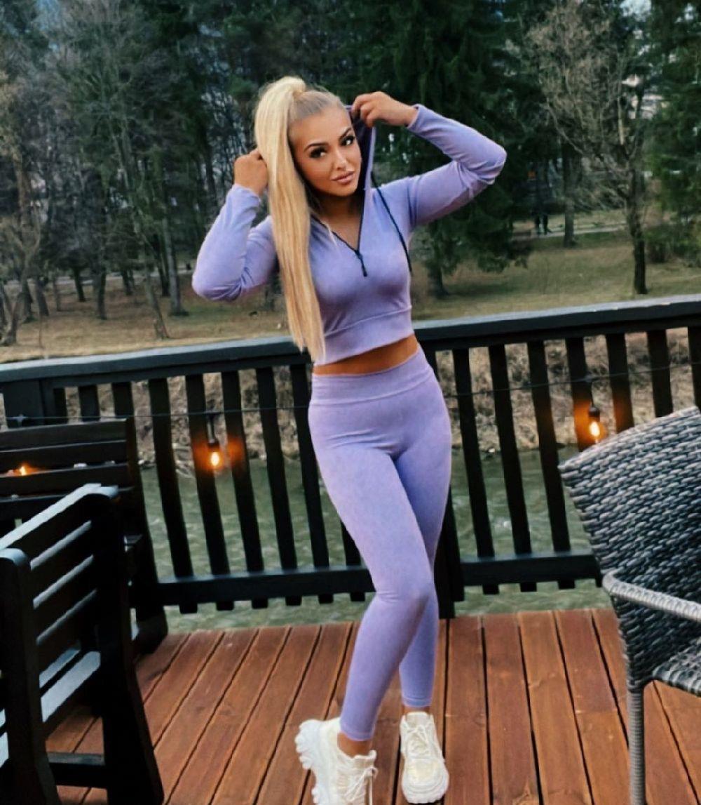 Blonda Jucausa ! Poze reale