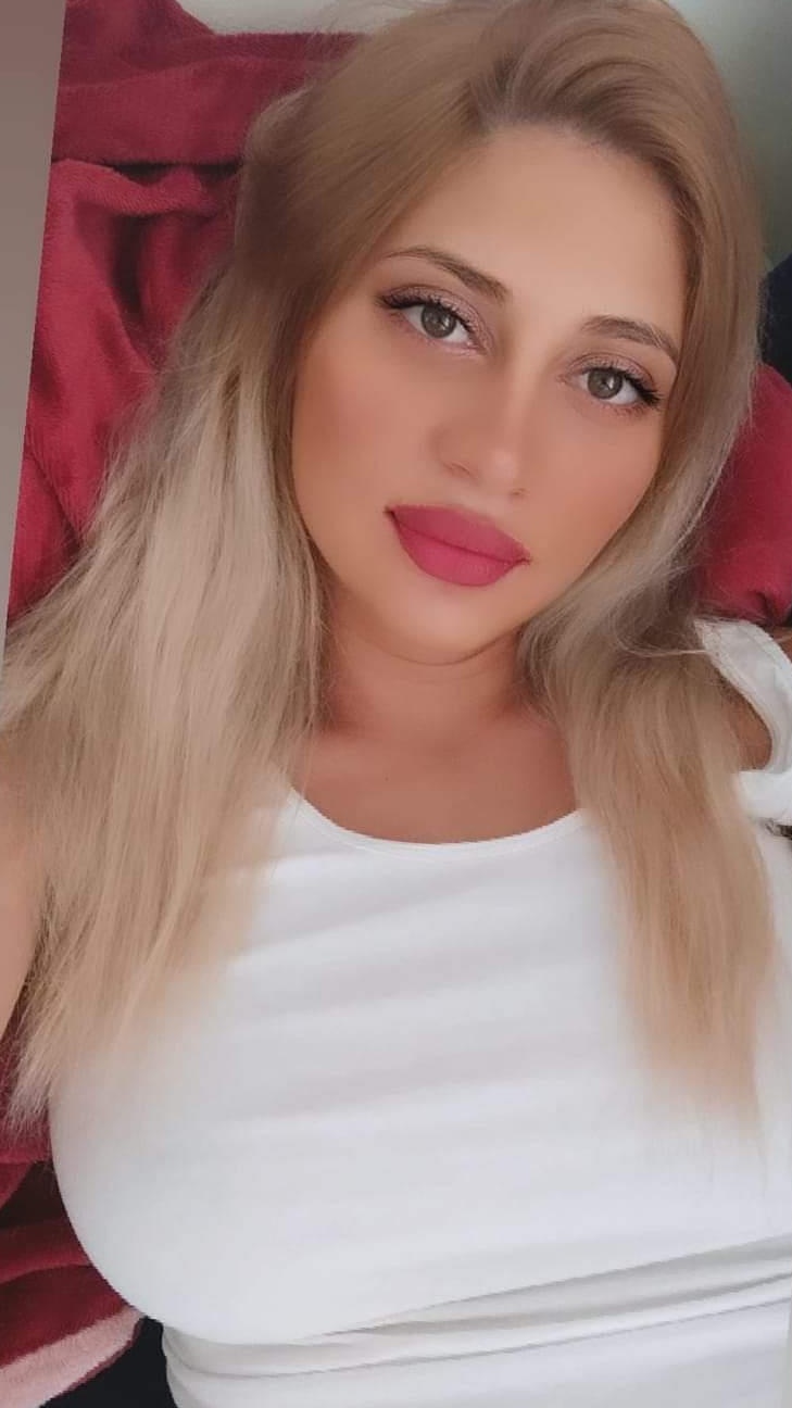 Blonda senzuala . Doar deplasări