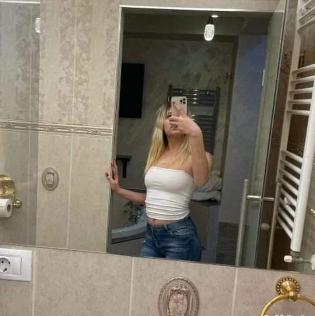 Blonda senzuala . Doar deplasări