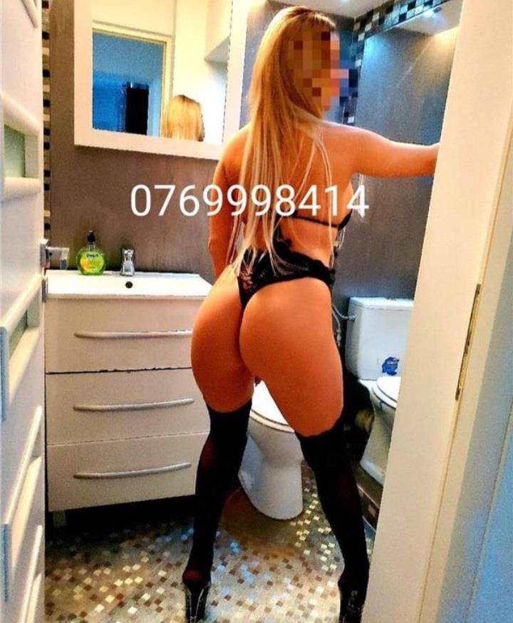 blonda siliconata luxury escort