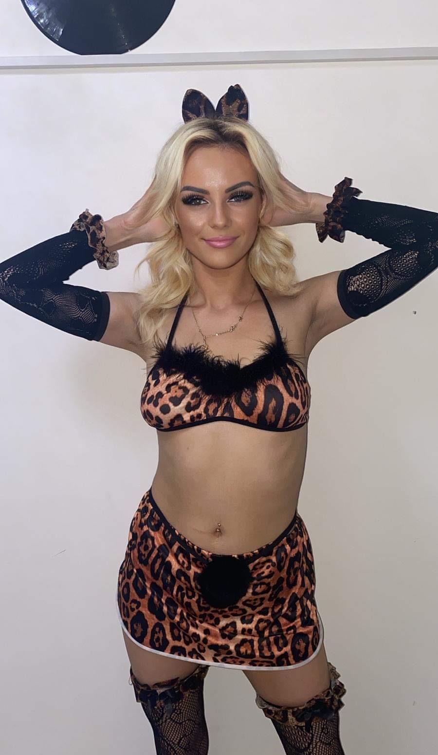 Blondă tânără nouă in oraș 100/reala