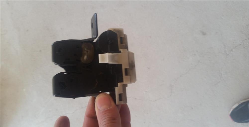 Broasca Incuietoare Hayon Haion Portbagaj Renault Clio 3 2005 - 2014 Cod 8200947699