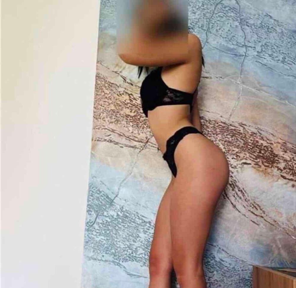 bruneta creața sexiii
