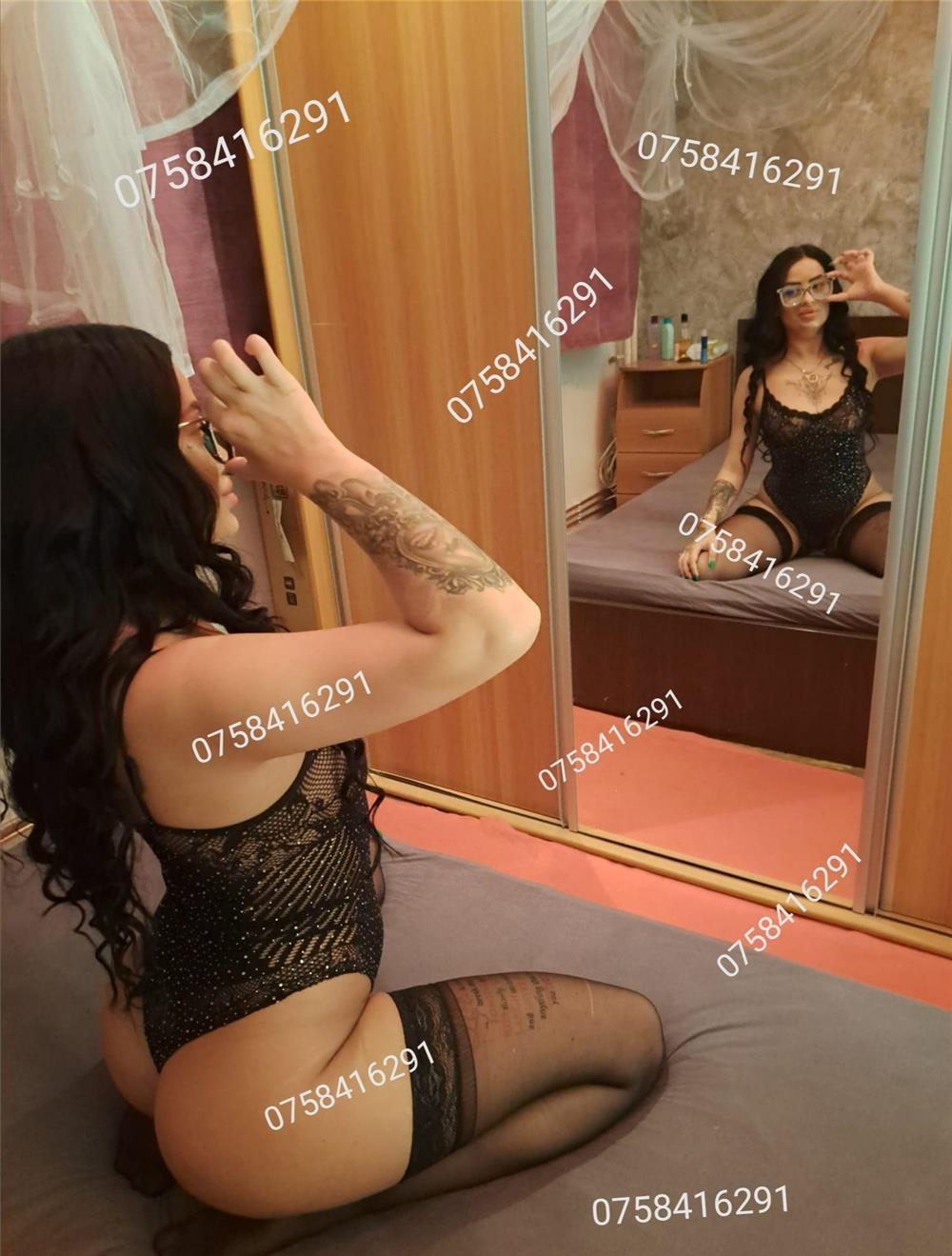 Bruneta cu forme