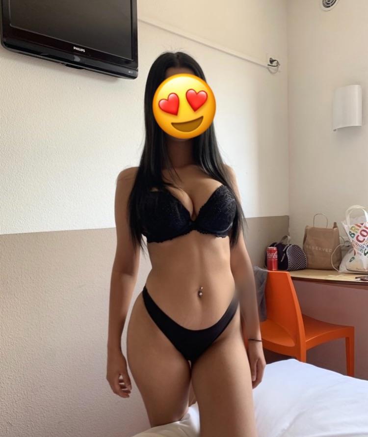 bruneta hot prima zii  fac și deplasări la hotel