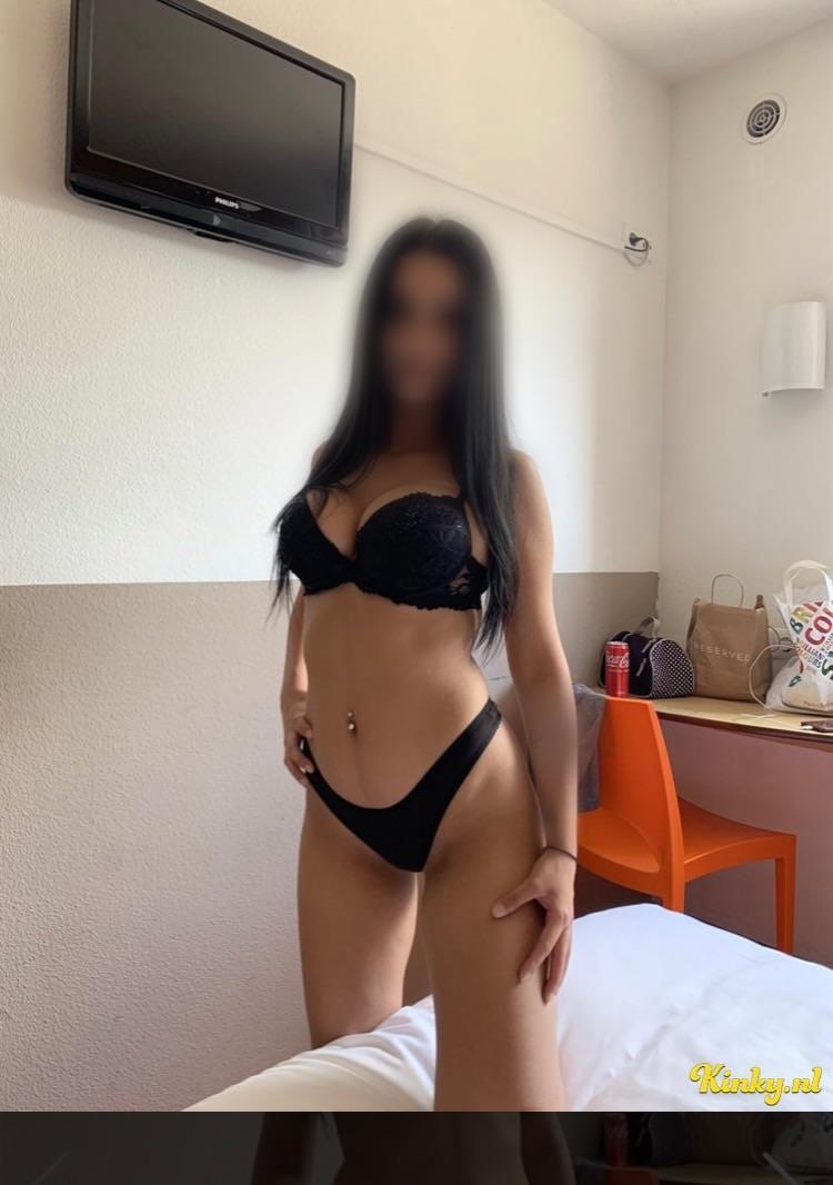 bruneta hot prima zii  fac și deplasări la hotel