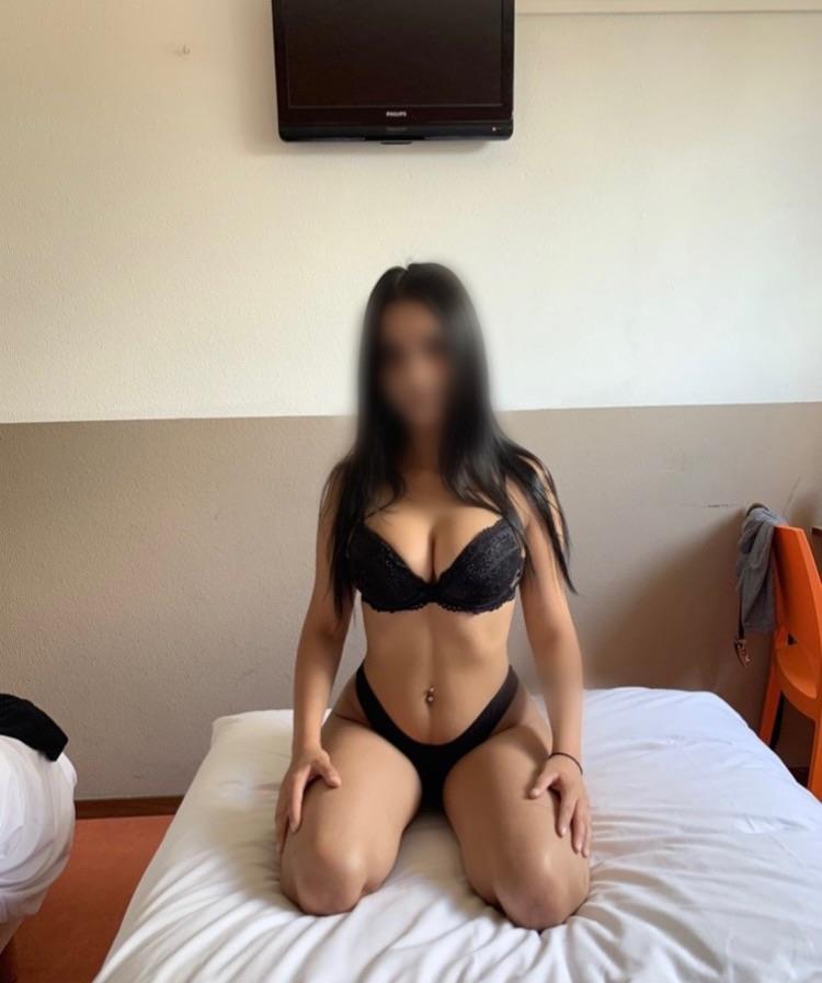 bruneta hot prima zii  fac și deplasări la hotel