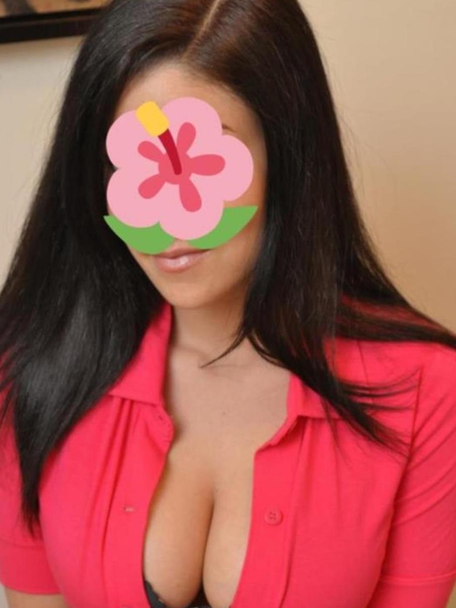BRUNETĂ MATURĂ PASIONALĂ