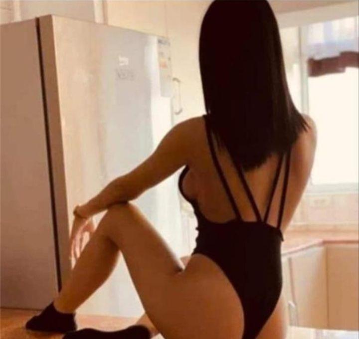 Brunetă senzuală, pregătită de party