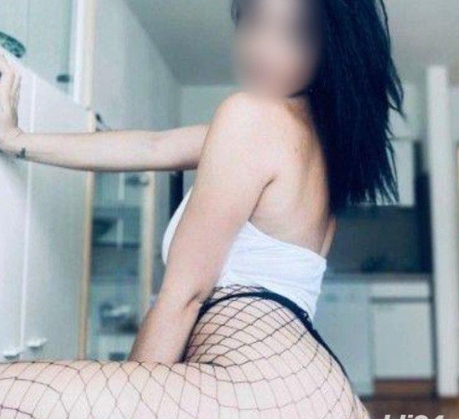 Bruneta sexi noua in zona ta