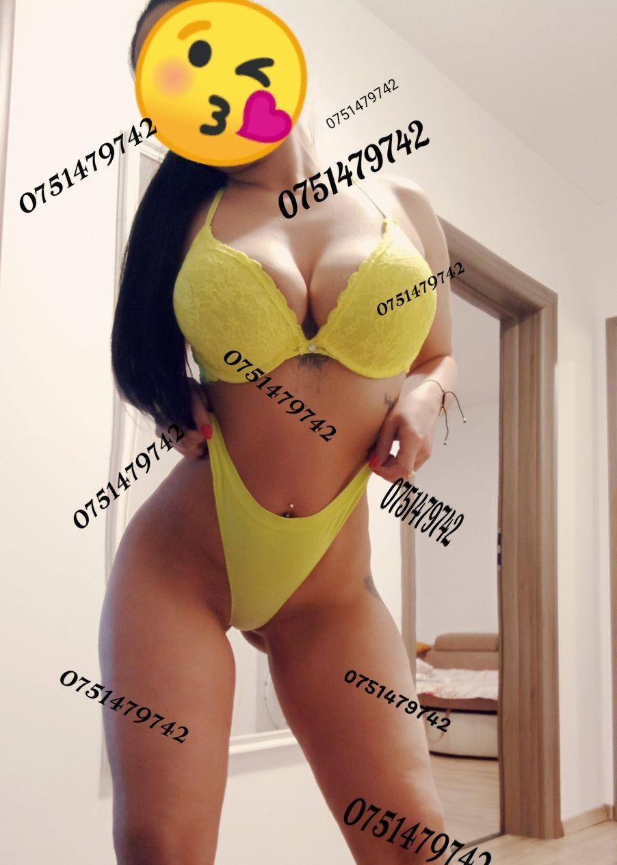 Bruneta sexy cu piercing in zona intima ** confirmi cu tatuajele