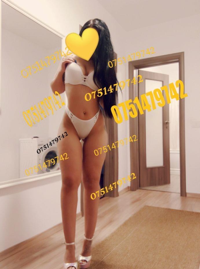 Bruneta sexy cu piercing in zona intima ** confirmi cu tatuajele