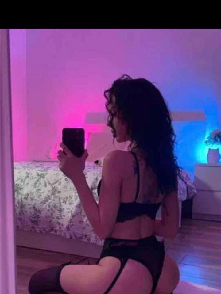 Bruneta slim noua la tine în oraș