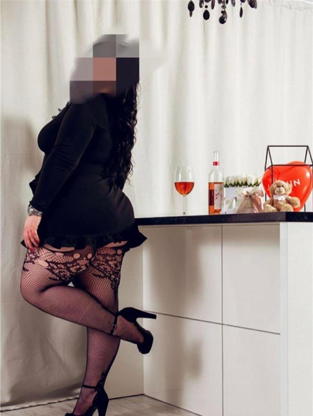Bruneta ta voluptoasa ..