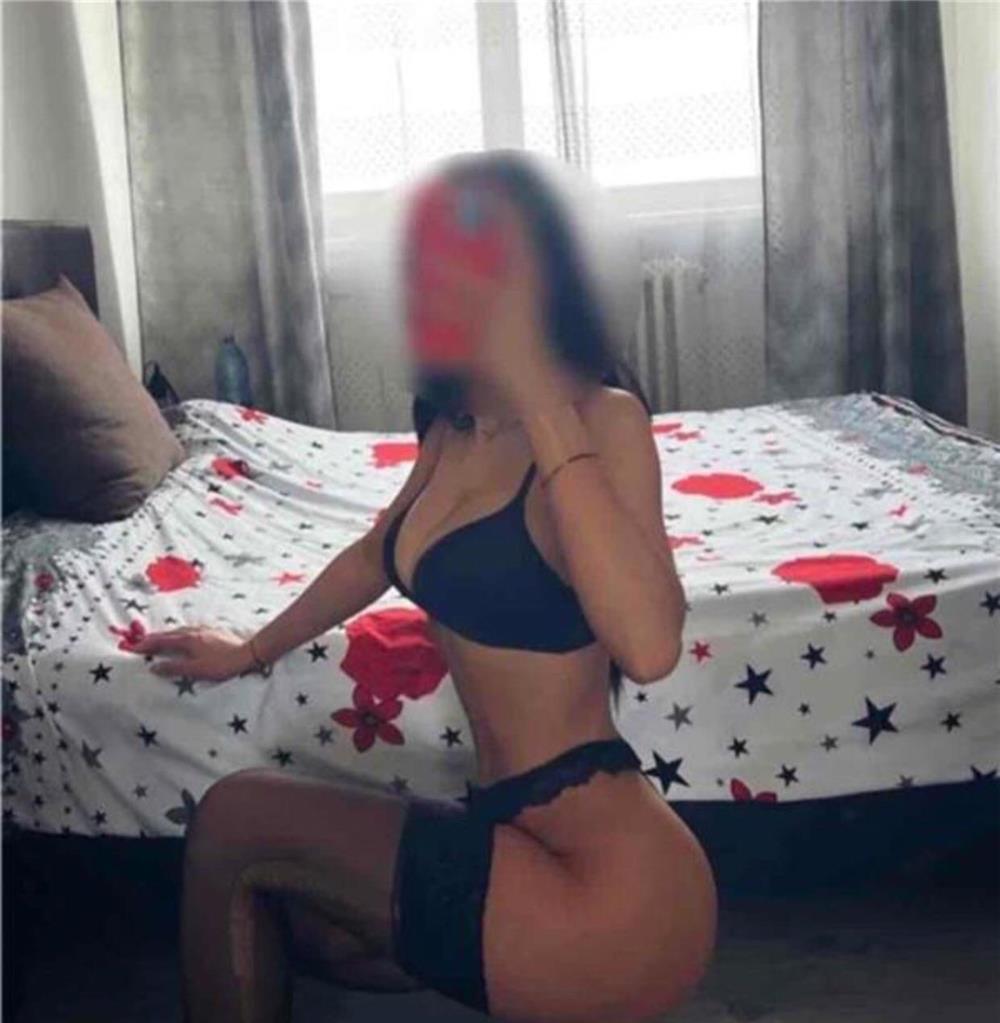 Bruneta,ta sexy. Doar deplasări